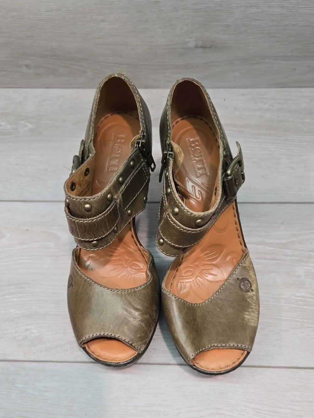 Born Women’s Distressed Leather Olive Green Chunky Heel Sandals Shoes Sz 7